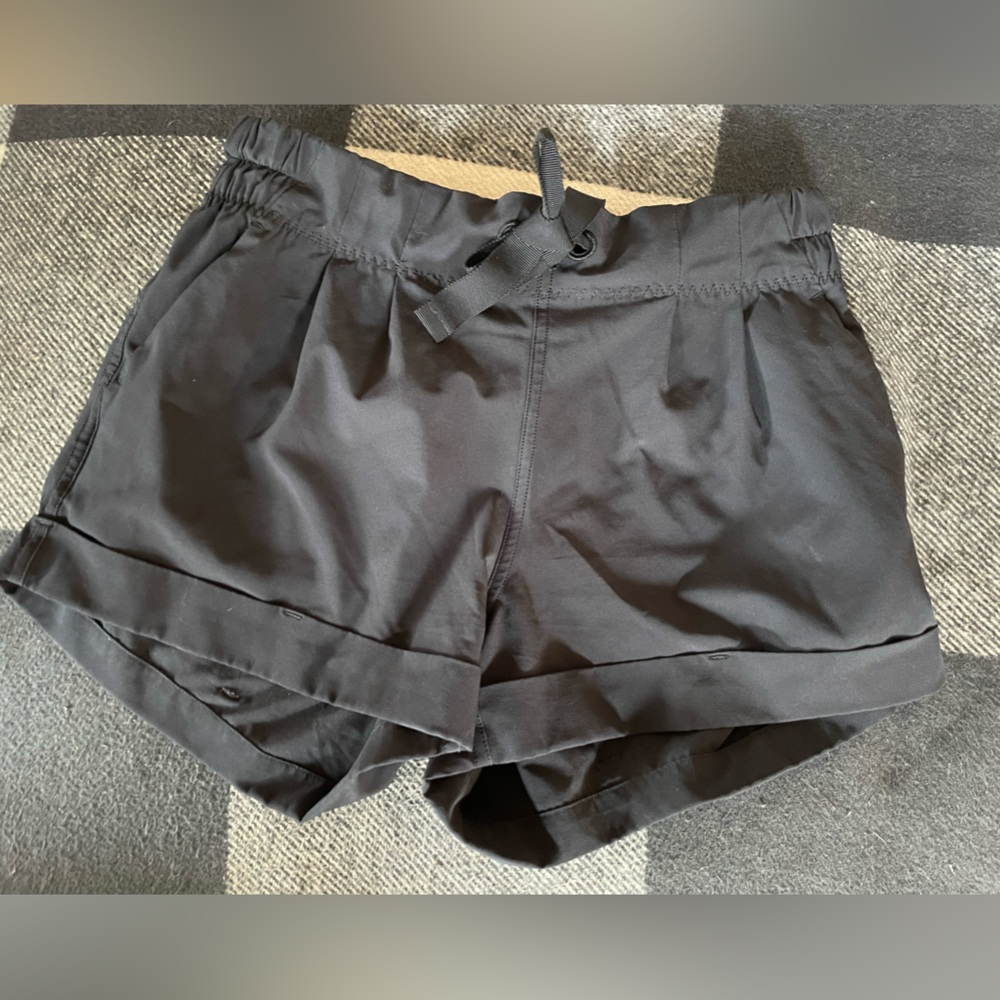 Lululemon Spring Break Away Short II Size 4